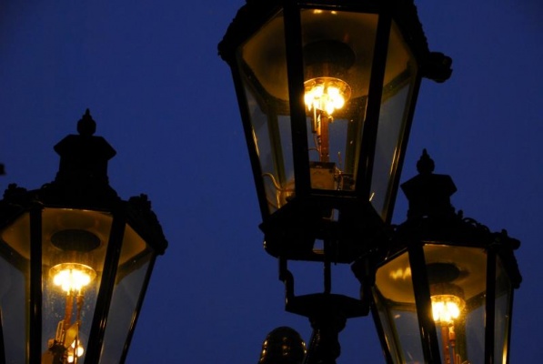 Lampář na Karlově mostě