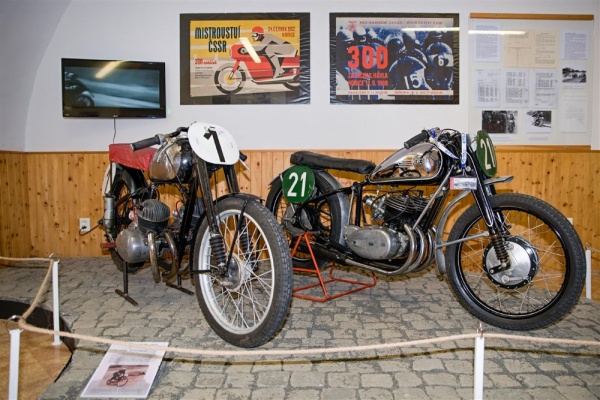 Výstava motocyklů v Hořicích aneb Nesmrtelný dvoutakt na závodních okruzích