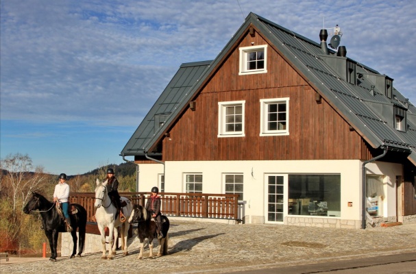 Ubytování na Farmě Severák se stájí s koňmi a velbloudem