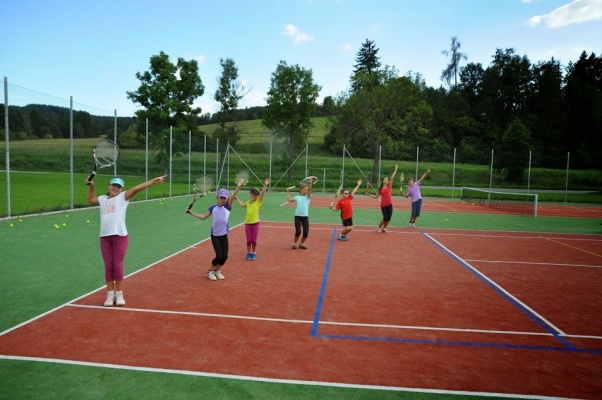 Tenis hrou a zábavou v Tenislandu