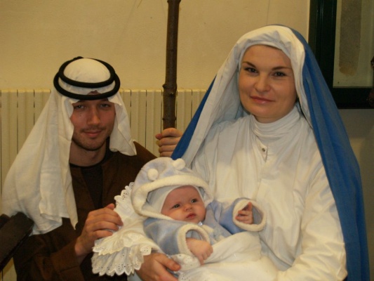Živý betlém na Chvalském zámku se svatou rodinou a betlémským světlem
