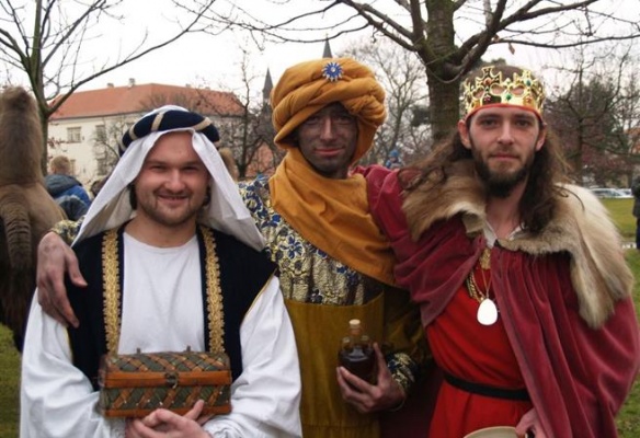 Zavírání Vánoc se třemi králi a živým velbloudem