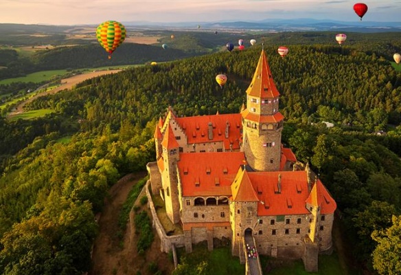 Balony nad hradem Bouzov