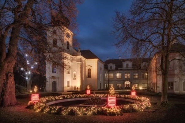 Křest největšího adventního věnce v Česku na zámku Loučeň