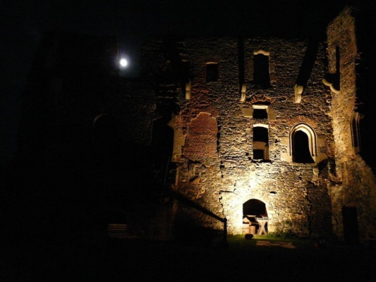 Hradozámecká noc - promítání dětského muzikálu "Ať žijí duchové" na hradu Krakovec