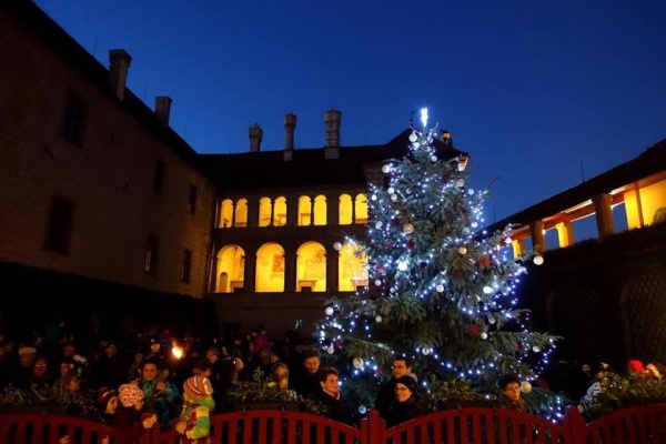 Rozsvícená vánočního stromu na zámku Mělník