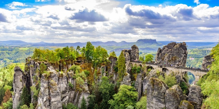 Skalní most a město Bastei