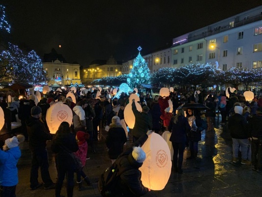 Slavnostní rozsvícení vánočního stromu v Ústí nad Labem a vánoční trhy s programem