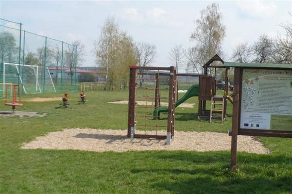 Dětské hřiště u fotbalového hřiště