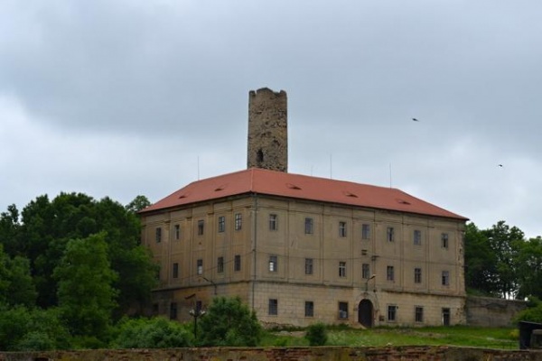 Hrad a zámek Skalka ve Vlastislavi