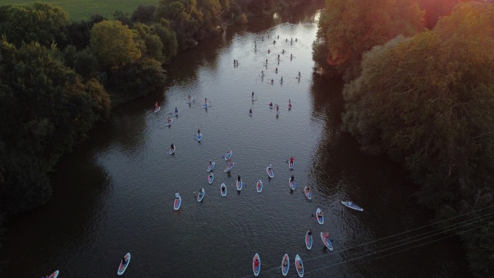 Noční jízda na paddleboardech a kánoích z Kunětic do Pardubic